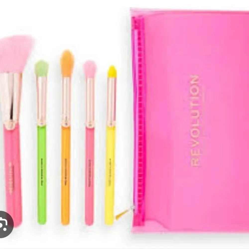 Revolution Beauty Neon Heat Makeup Brush Set‎ w/Pouch